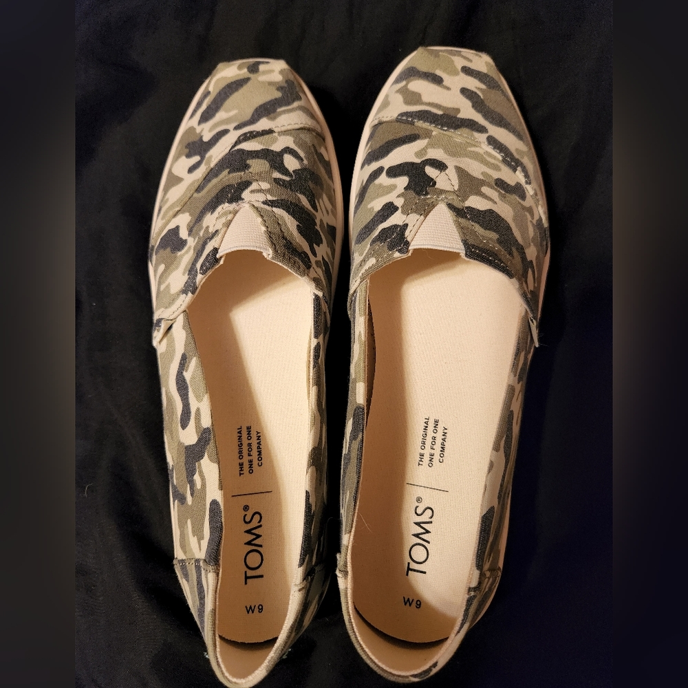 Tom's camo shoes